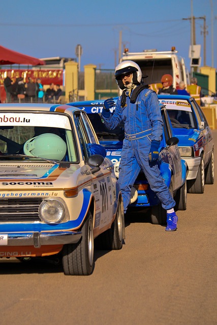 他胜出几无悬念，但中文流利的“铁娘子”抢尽风头.